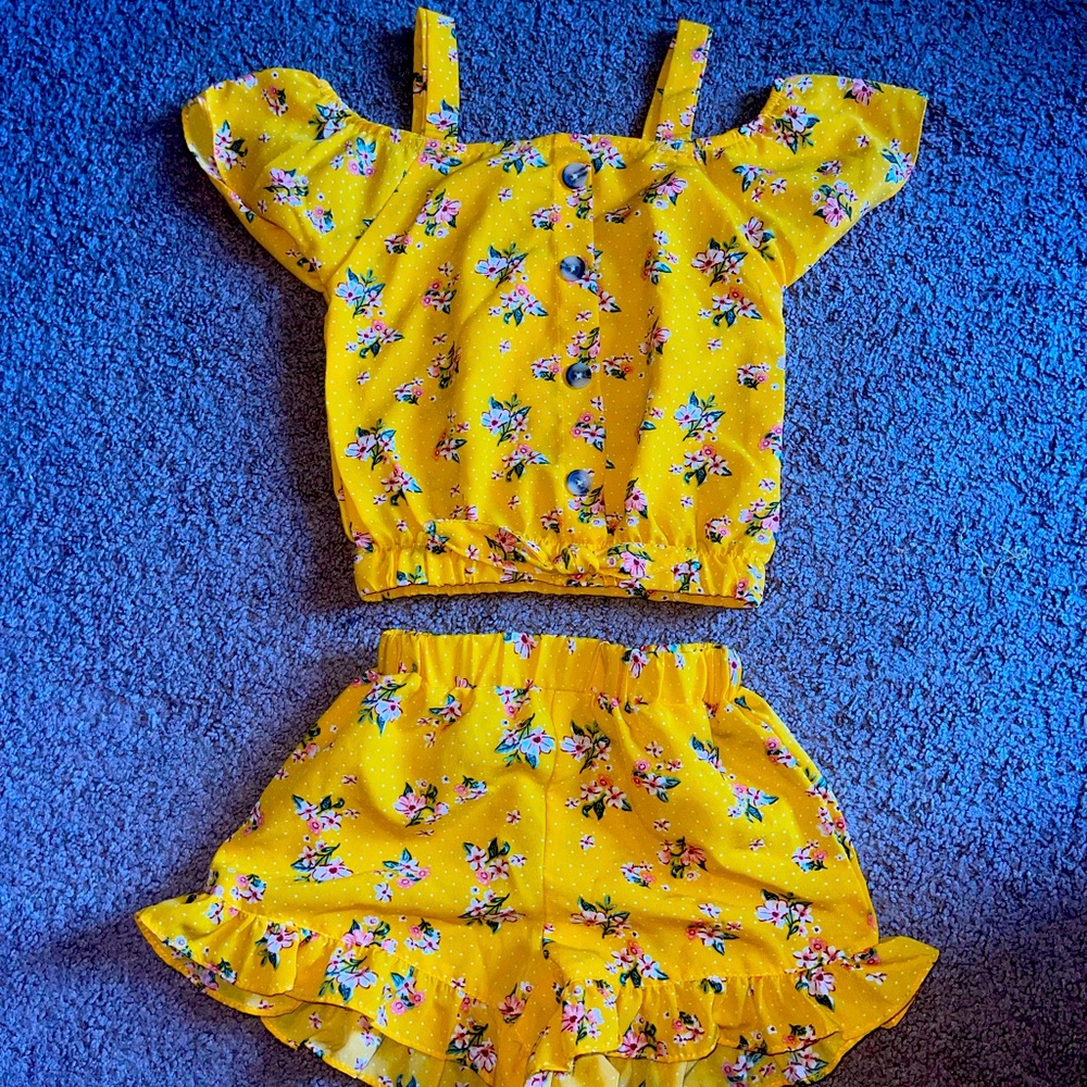 Girls 2 piece outfit!